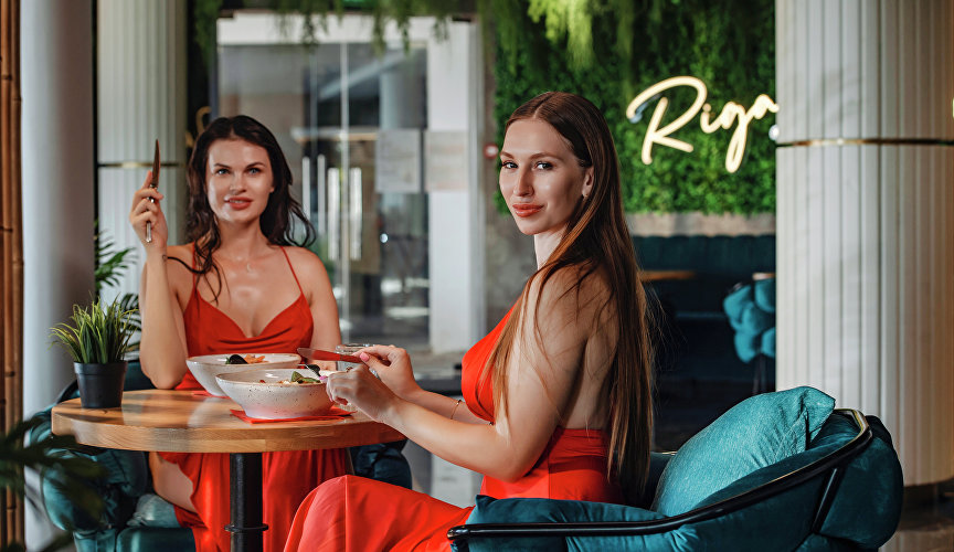 Девушки в ресторане Riga Lounge